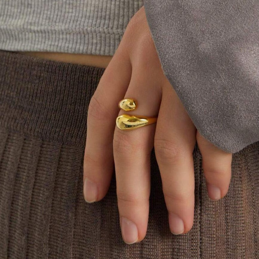 Elegant Curve Ring