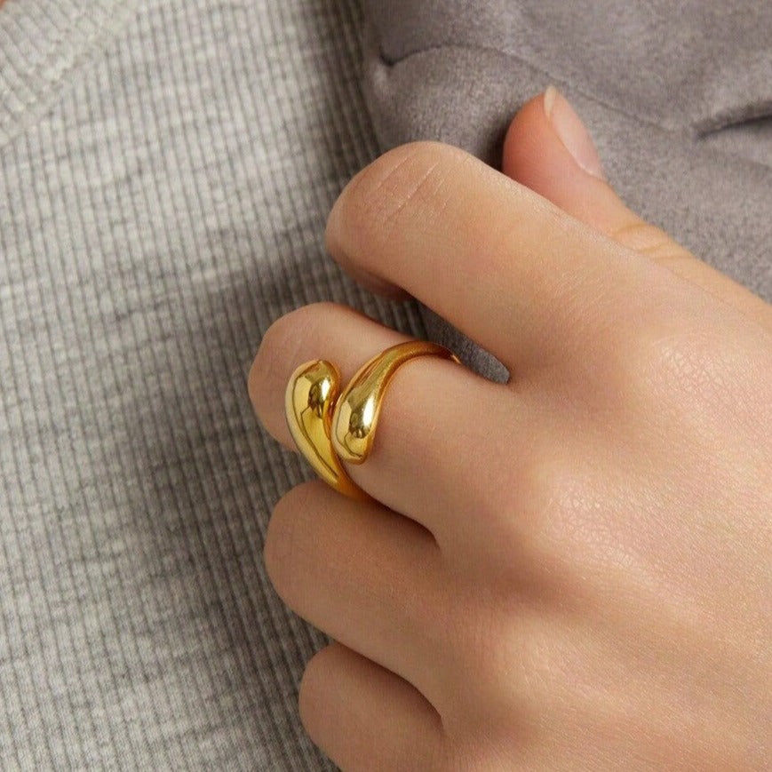 Elegant Curve Ring