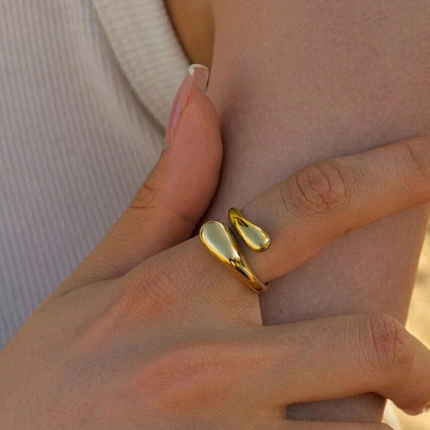 Elegant Curve Ring