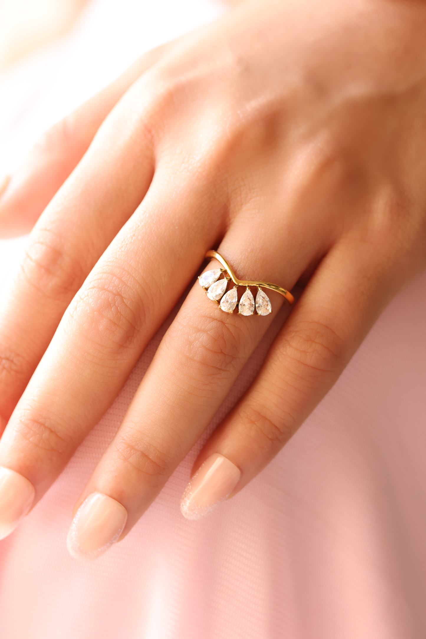 Lumé Curve Petal Ring