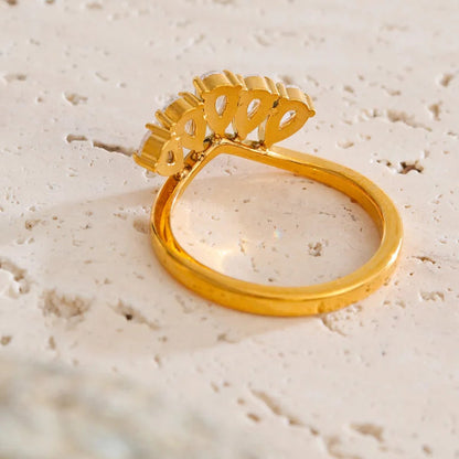 Lumé Curve Petal Ring