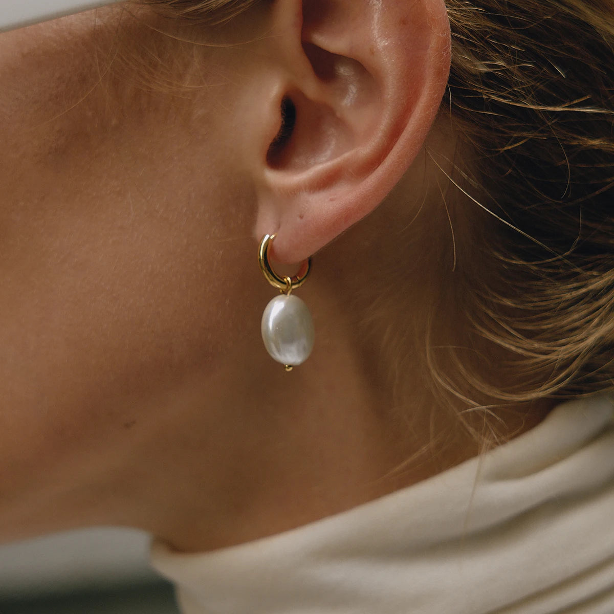 Elara Pearl Hoop Earrings