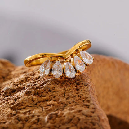 Lumé Curve Petal Ring