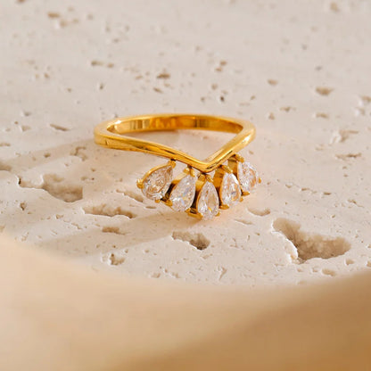 Lumé Curve Petal Ring