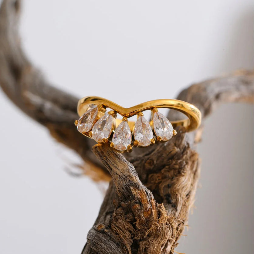 Lumé Curve Petal Ring