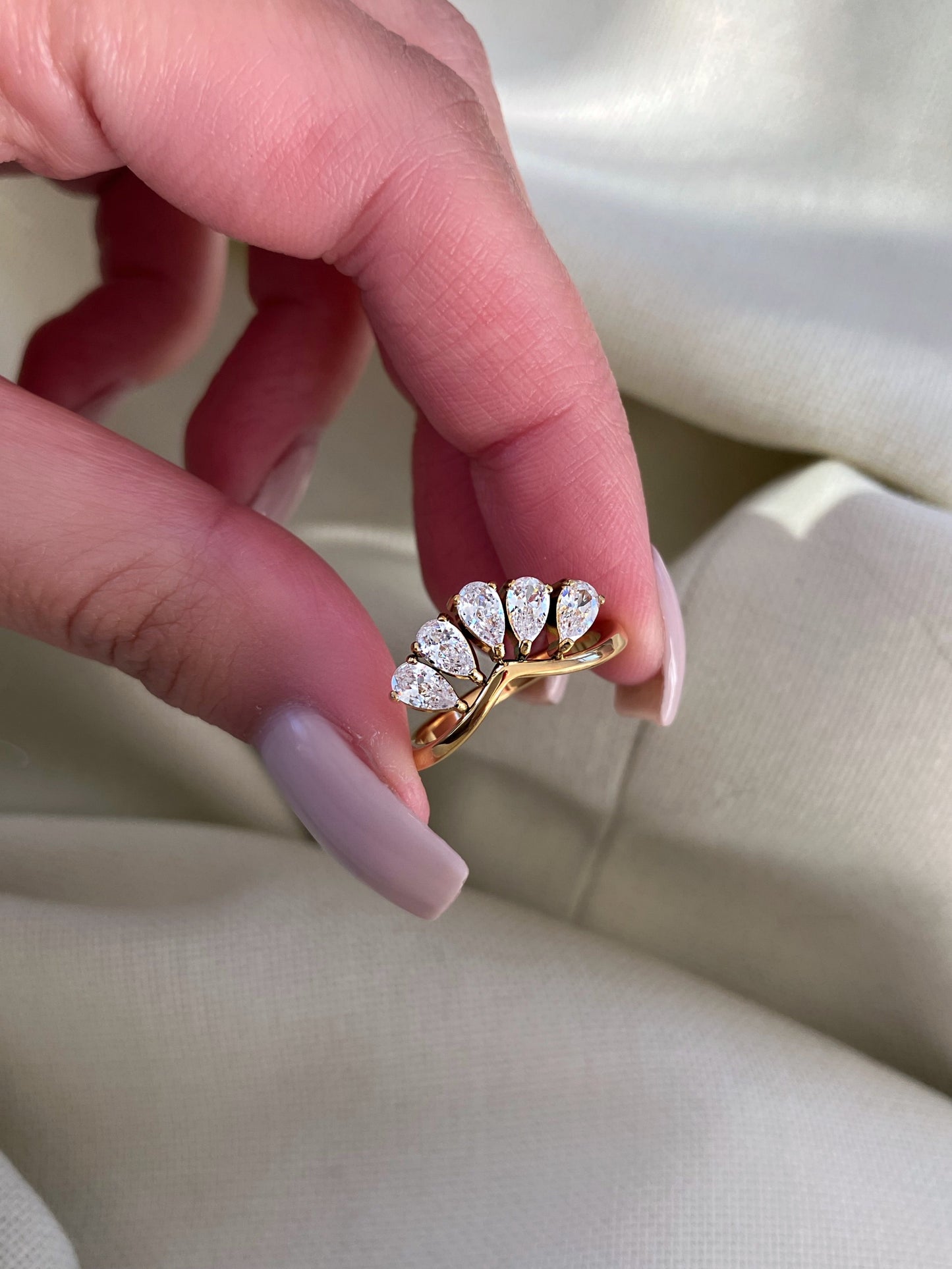 Lumé Curve Petal Ring