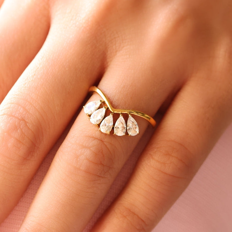Lumé Curve Petal Ring
