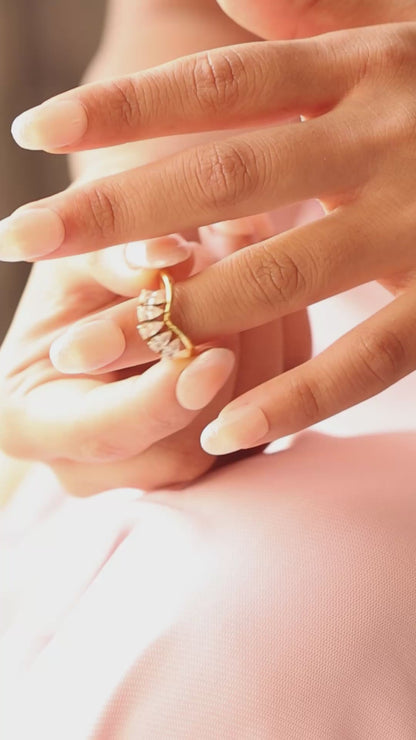 Lumé Curve Petal Ring